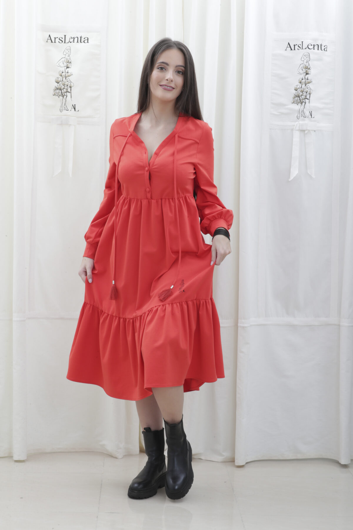 Vestido comprido com mangas abalonadas e com boneca ArsLenta bordada