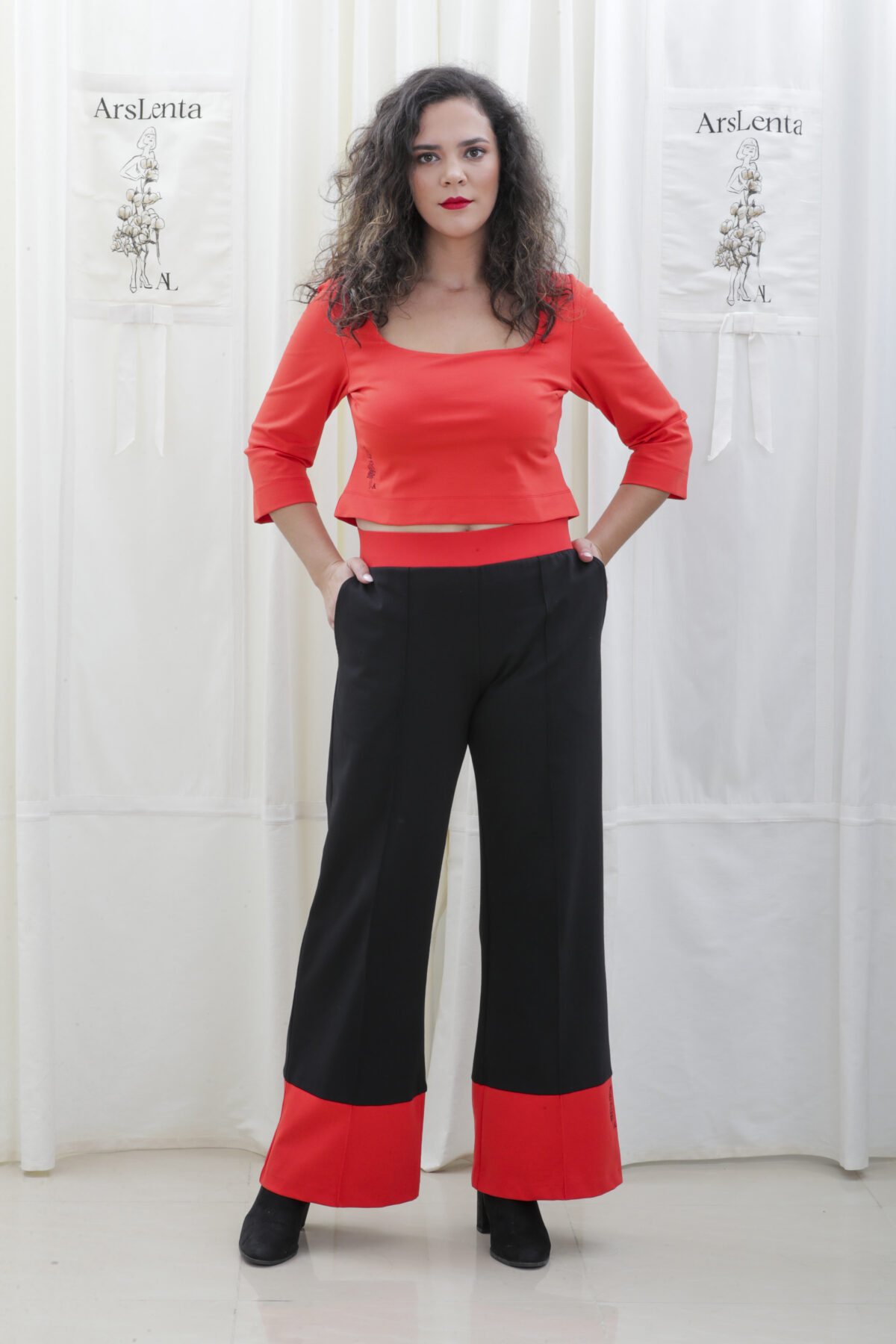 Calça bicolor com boneca ArsLenta bordada