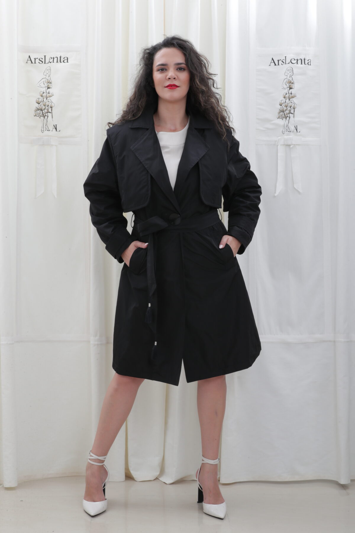 Gabardine com boneca ArsLenta bordada no escapulário