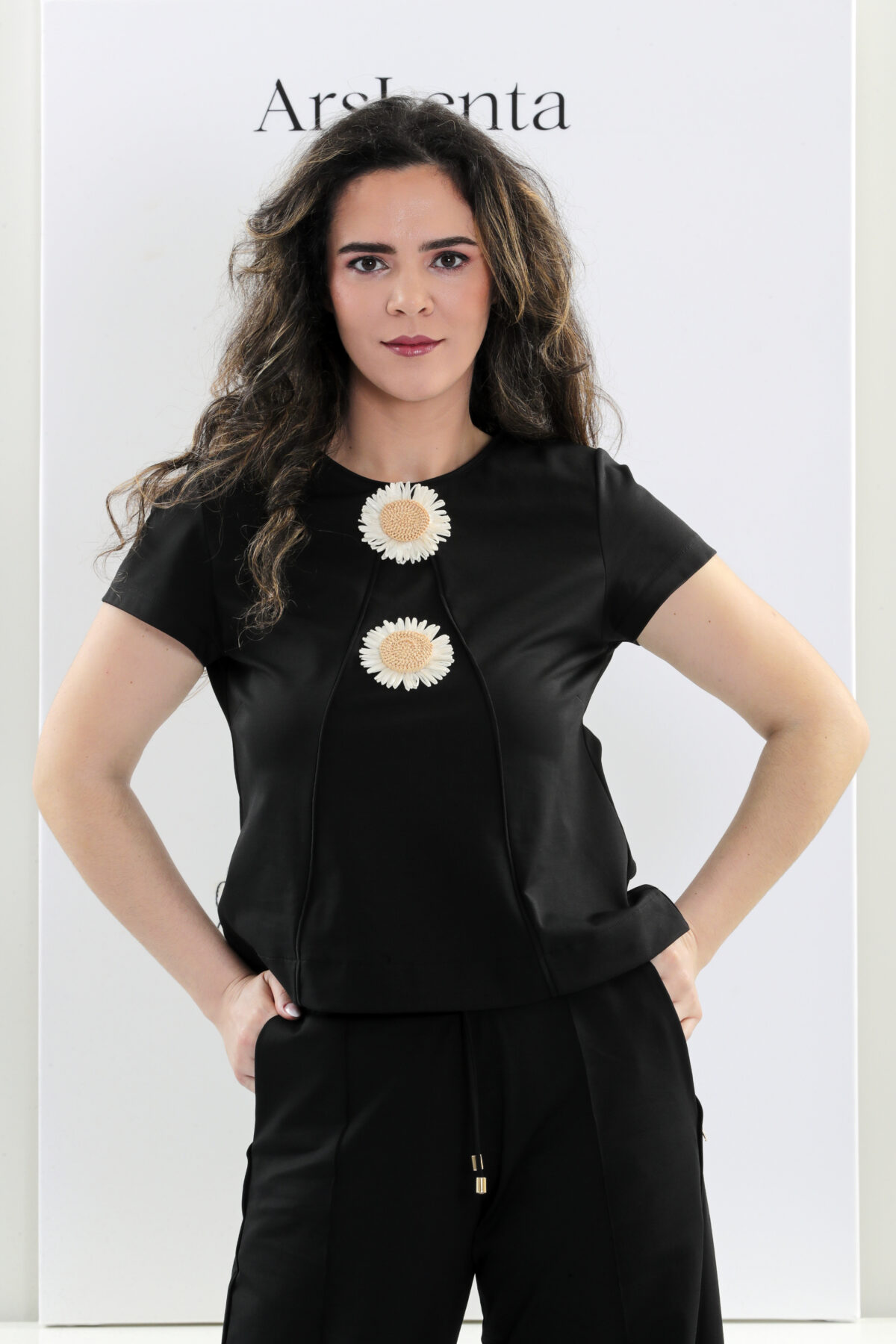 Elegante blusa com flores de ráfia