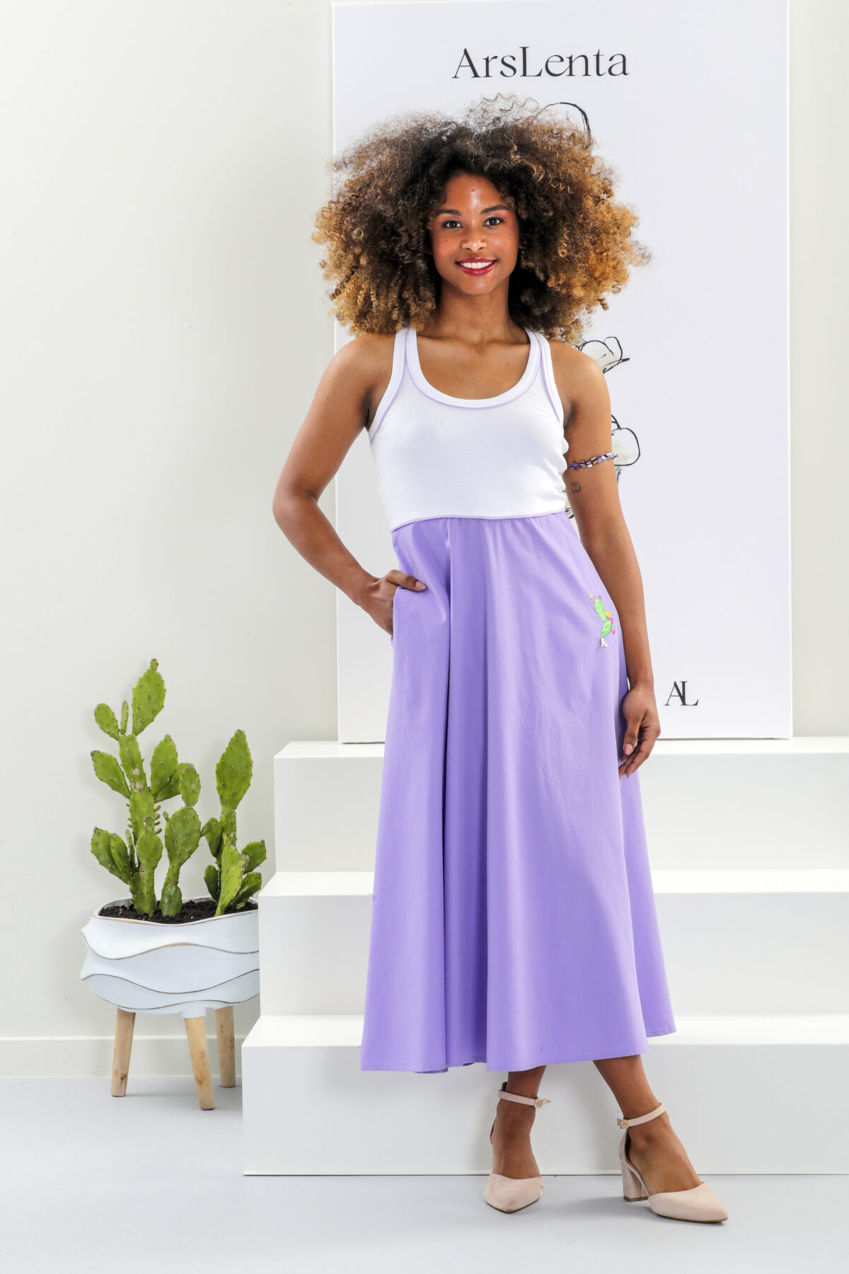 Vestido com cato bordado