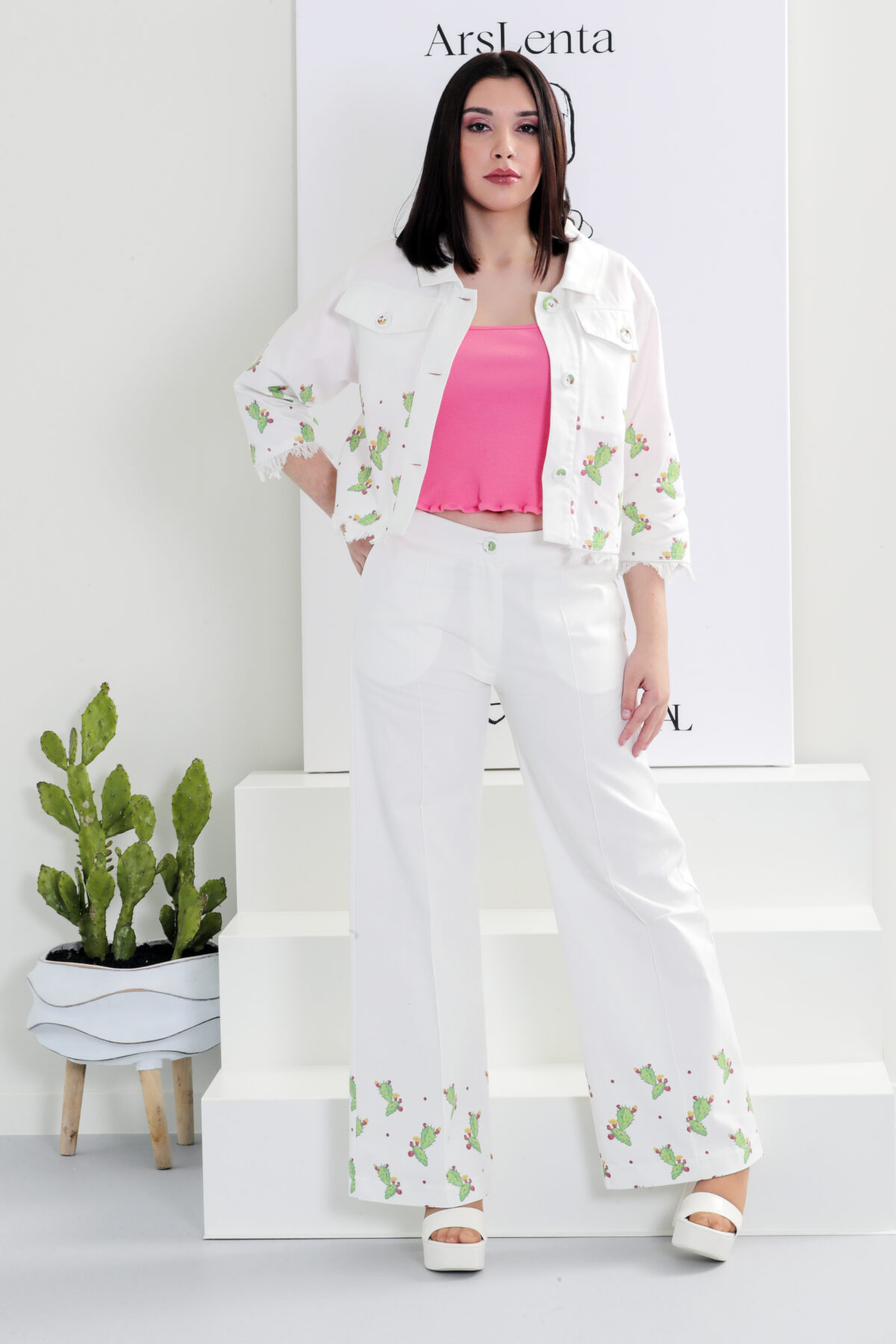 Calça estampada com catos