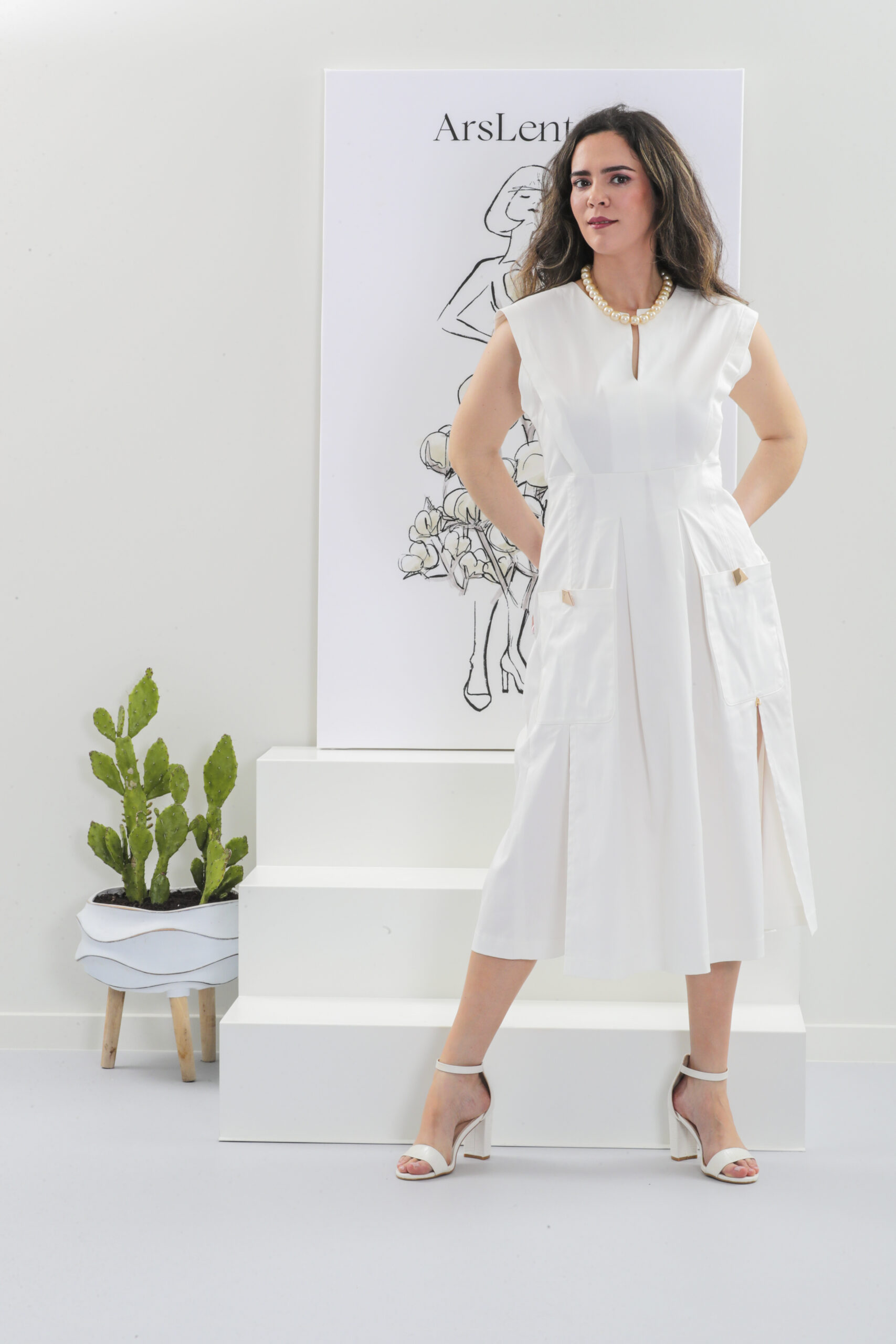 Sofisticado vestido com bolsos e botões dourados - Image 4