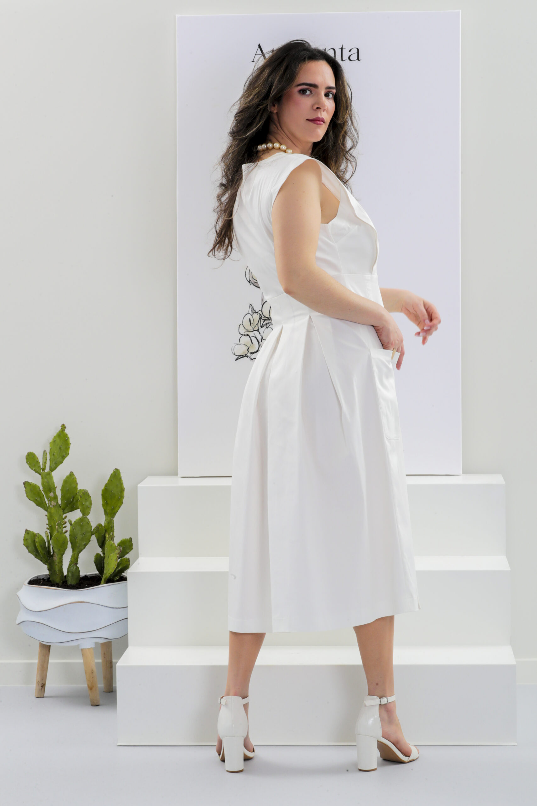 Sofisticado vestido com bolsos e botões dourados - Image 3