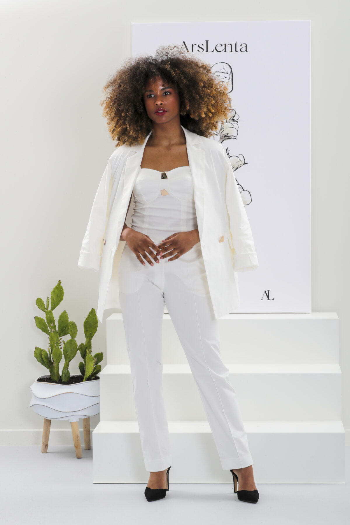 Calça fresca com botão dourado