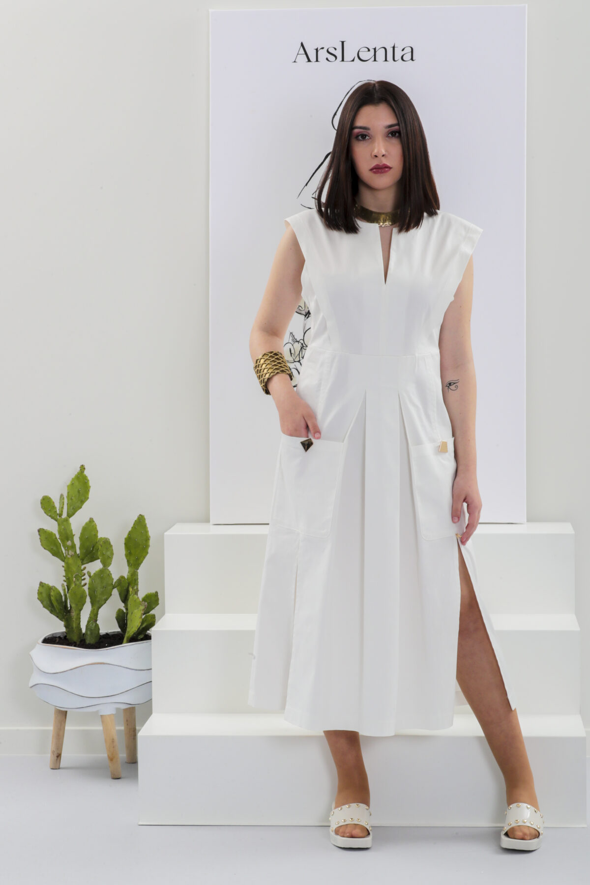 Sofisticado vestido com bolsos e botões dourados