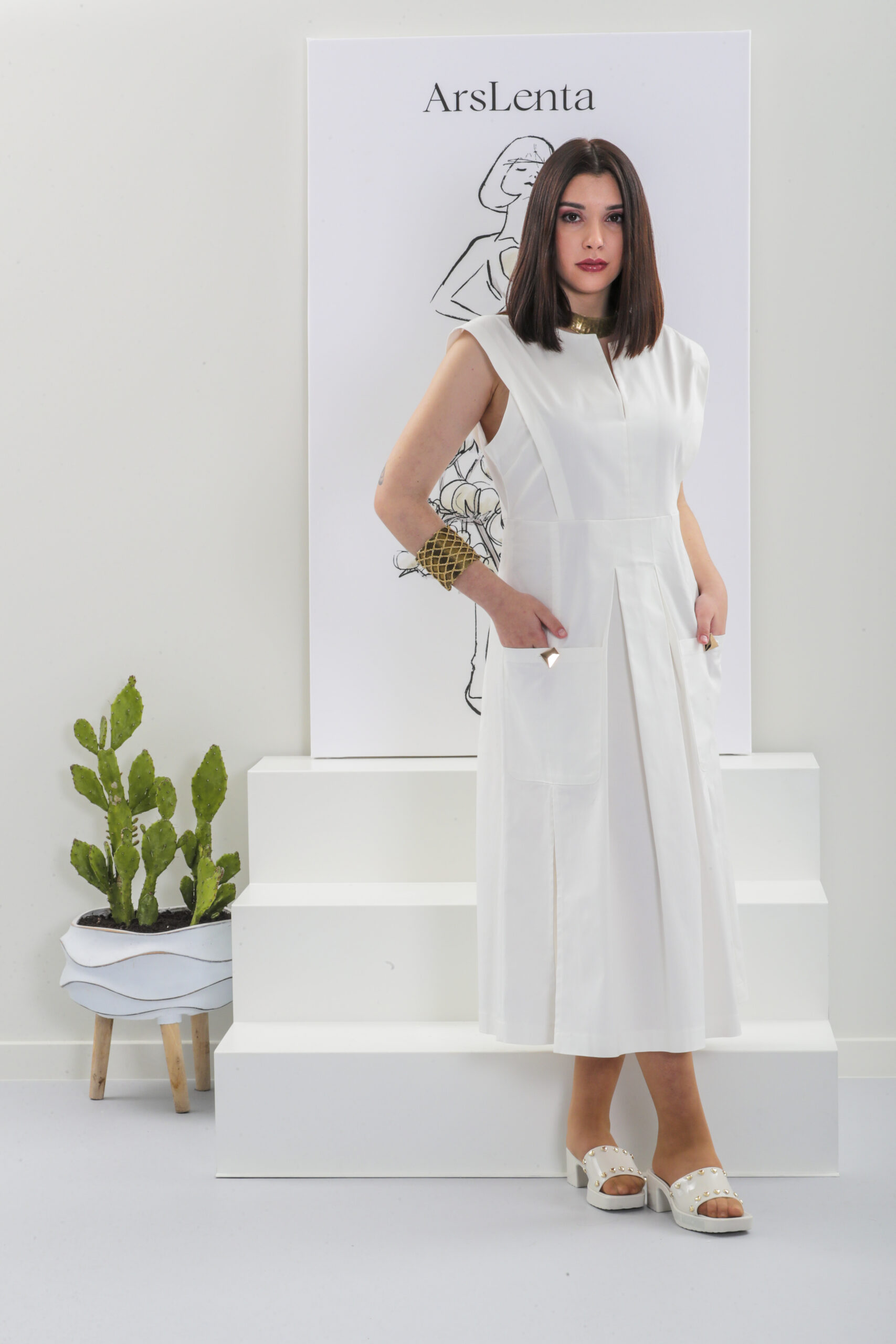 Sofisticado vestido com bolsos e botões dourados - Image 2