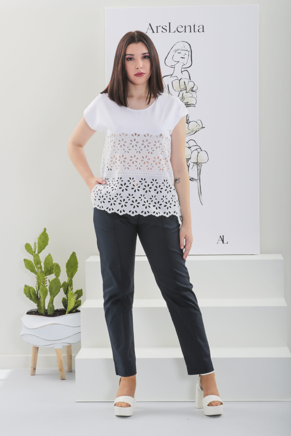 Requintada t-shirt com bordados e renda