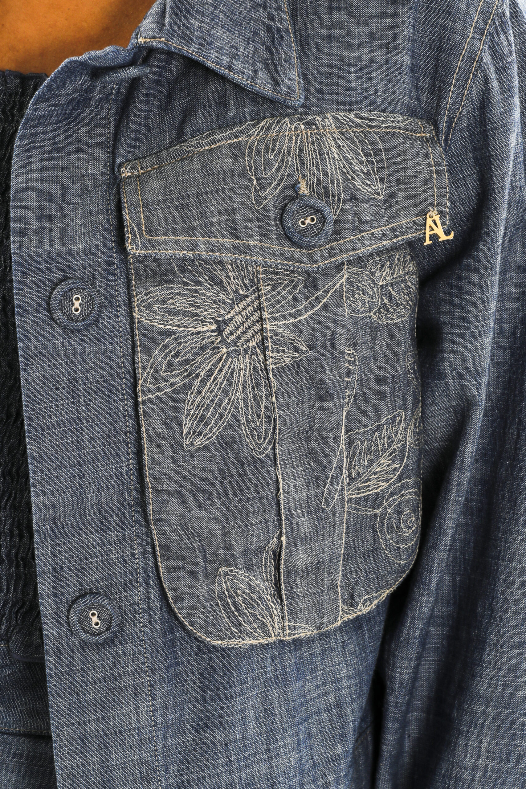 Blusão em denim com bolsos cargo elegantemente bordados - Image 4