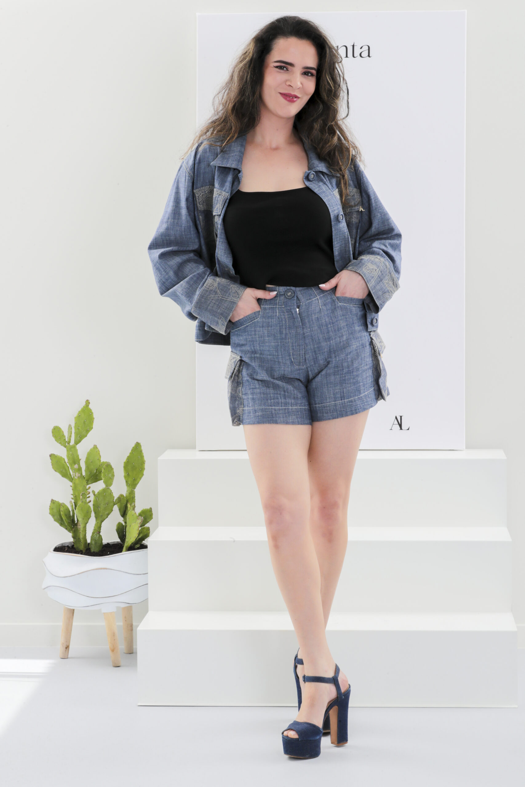 Calção denim com bolsos cargo - Image 4