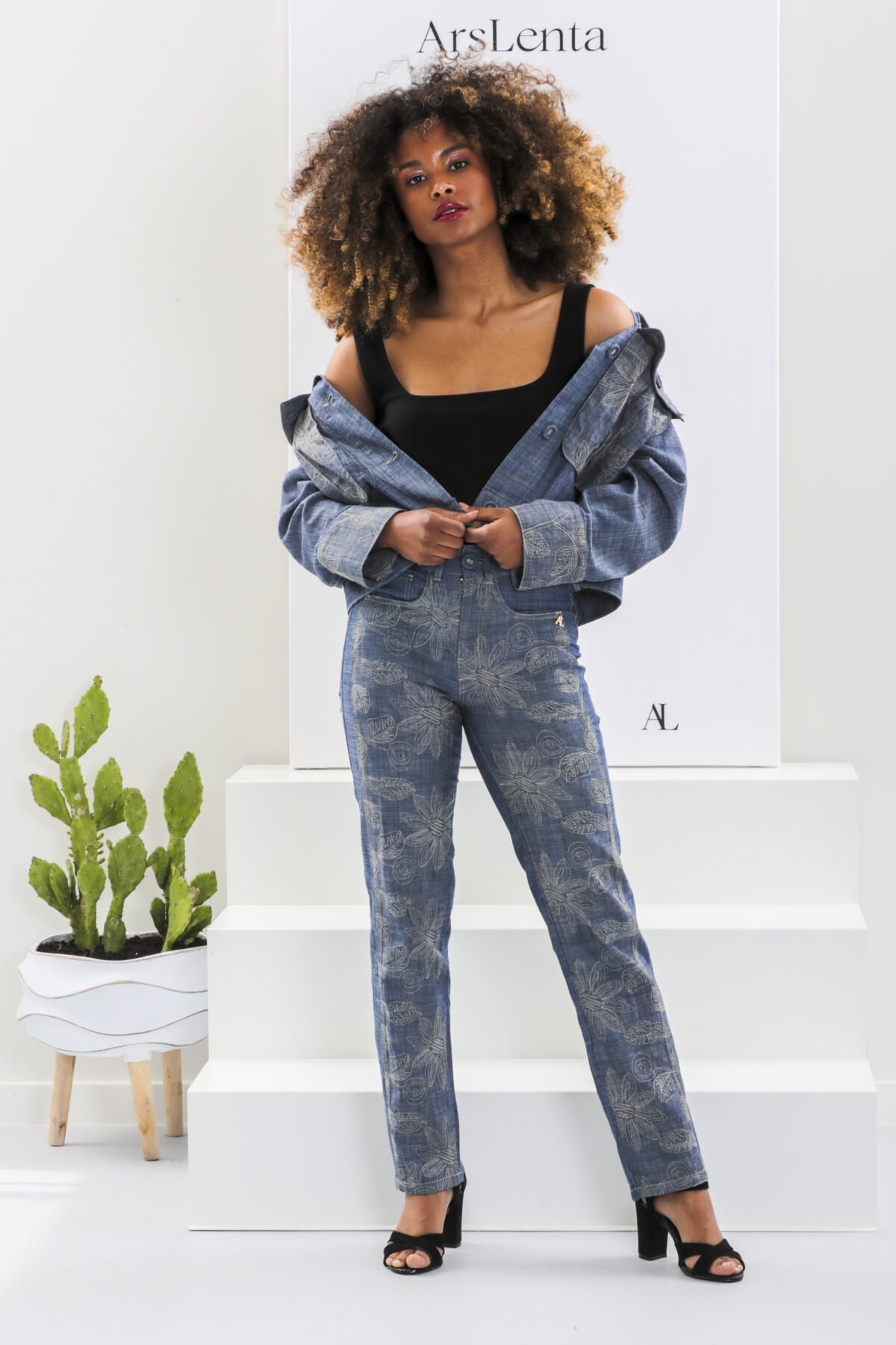 Calça em denim elegantemente bordada na frente e nos bolsos traseiros