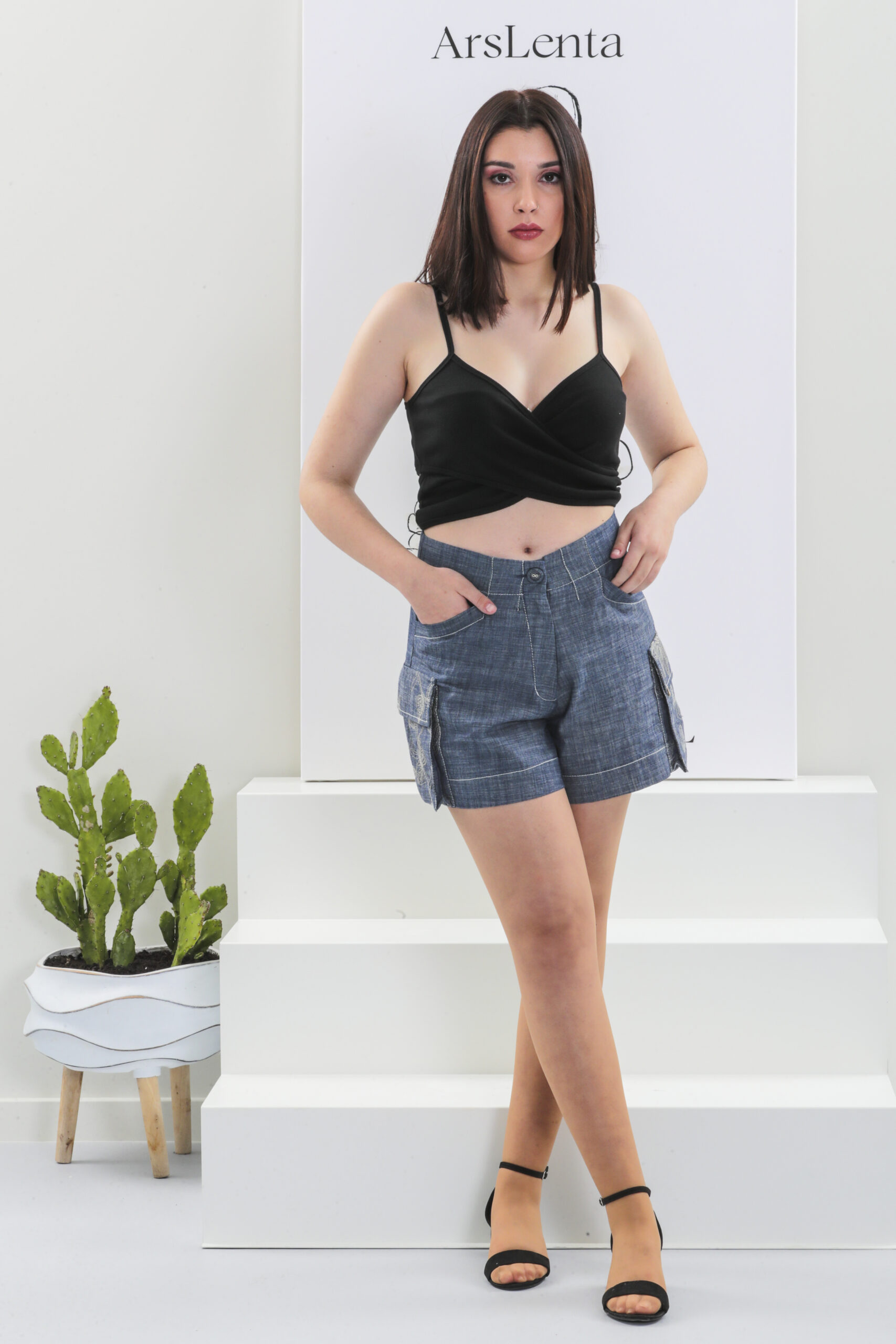 Calção denim com bolsos cargo