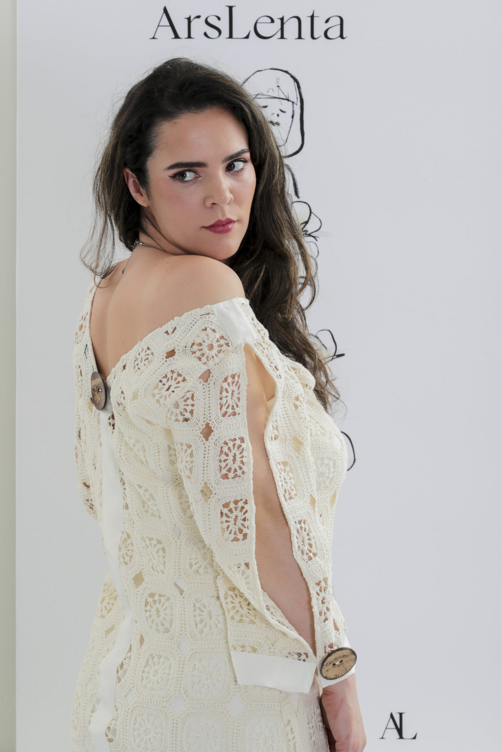 Vestido curto de renda com botões de côco - Image 6