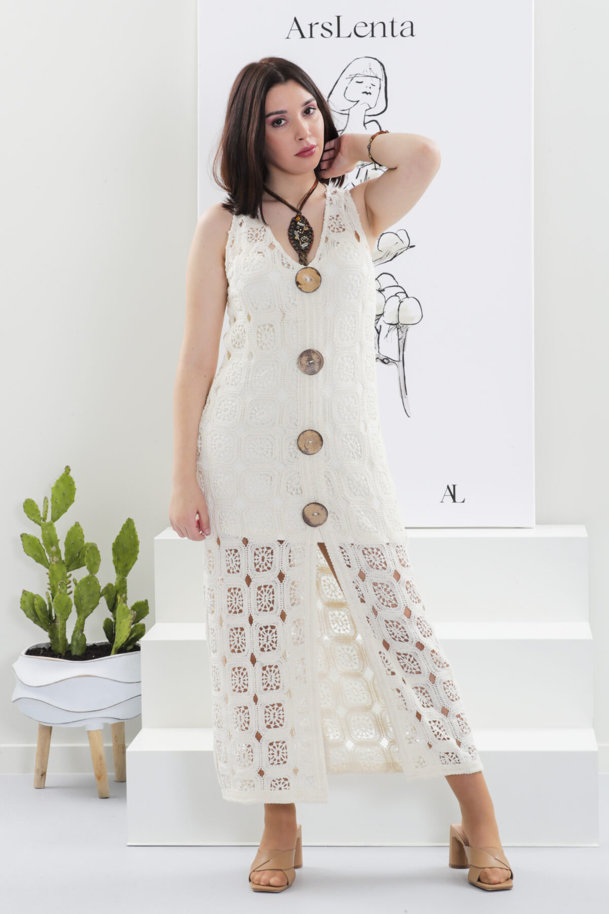 Vestido longo de renda com botões de côco