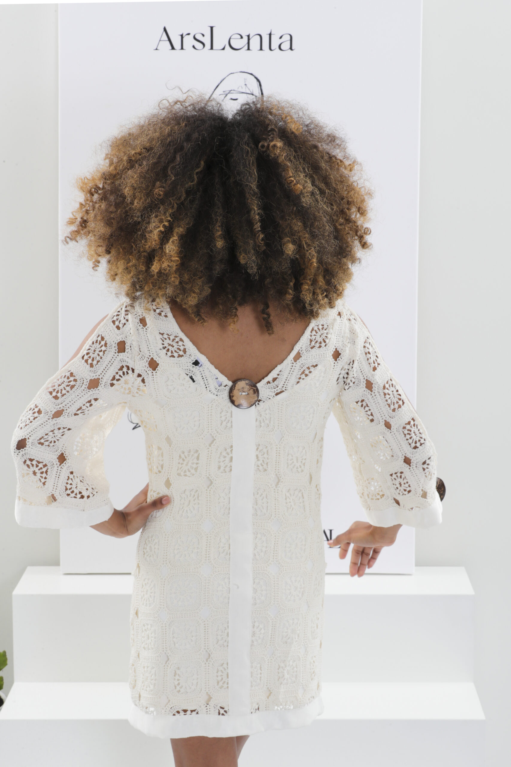 Vestido curto de renda com botões de côco - Image 2