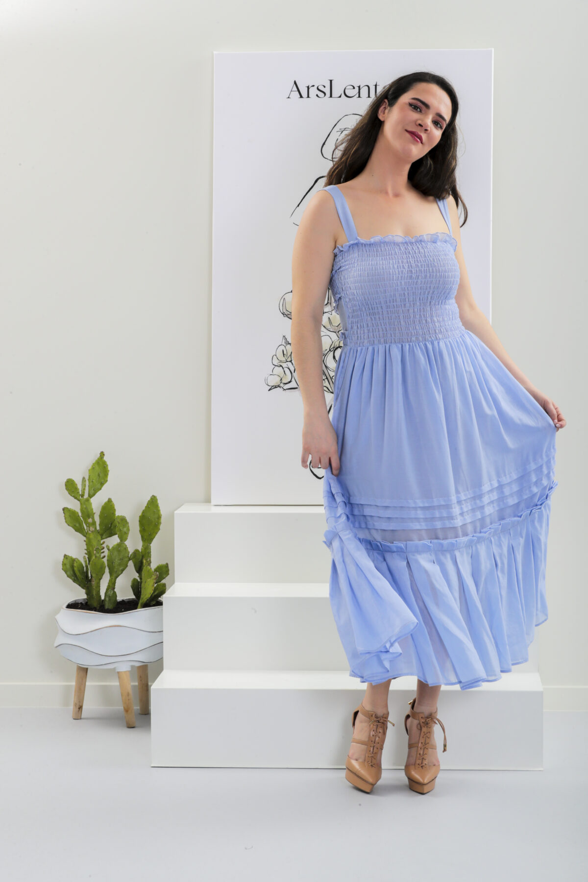 Vestido comprido com elásticos e folho