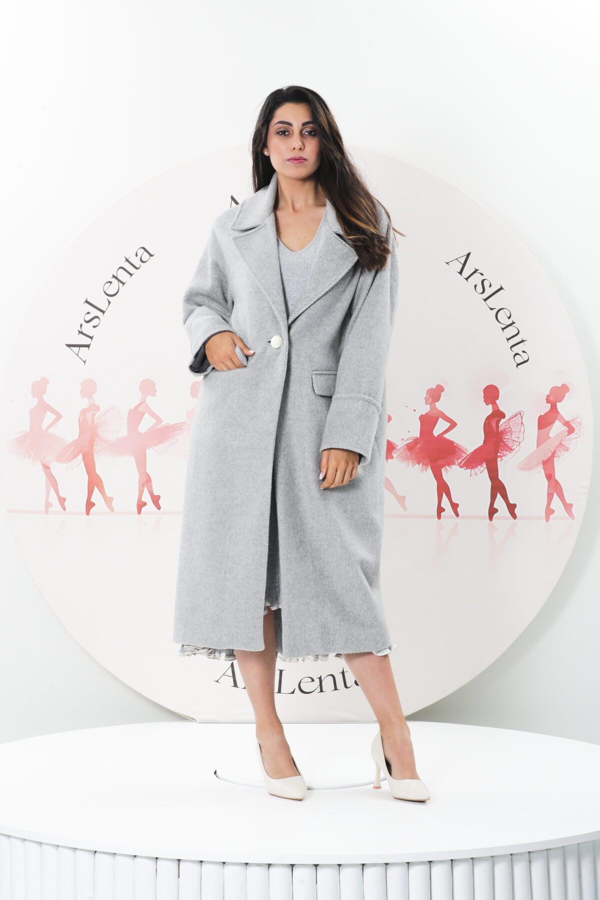 Lendário sobretudo comprido fecha com um lindo botão e com racha na costa