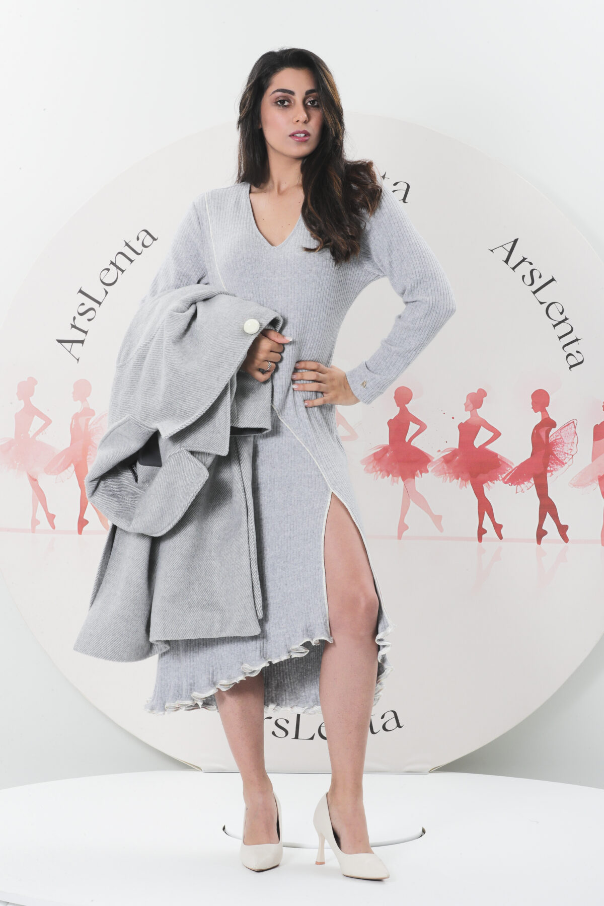 Vestido distinto longo em canelado e original colocação do vivo multicolor