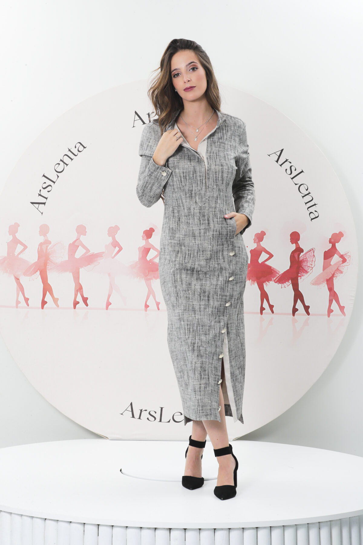 Harmonioso vestido longo com colarinho mandarim