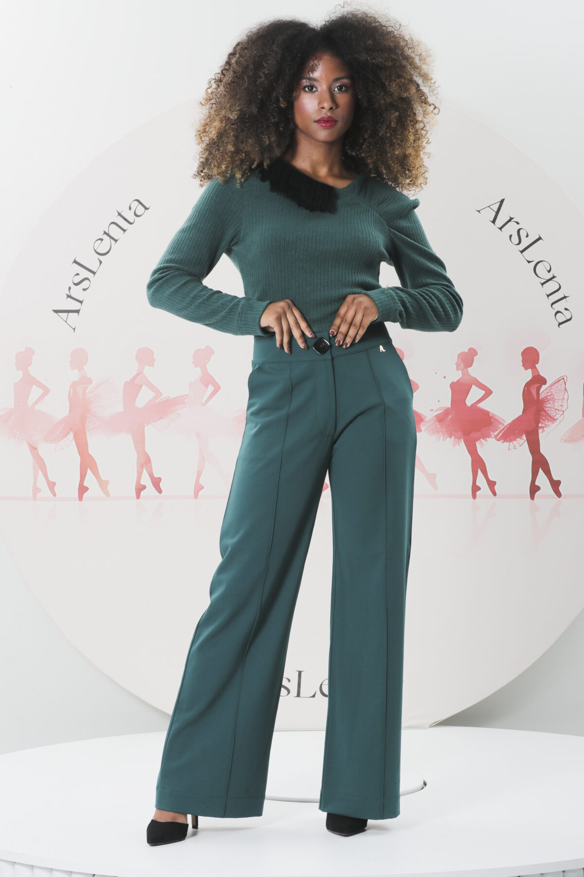 Elegante calça com vincos pespontados