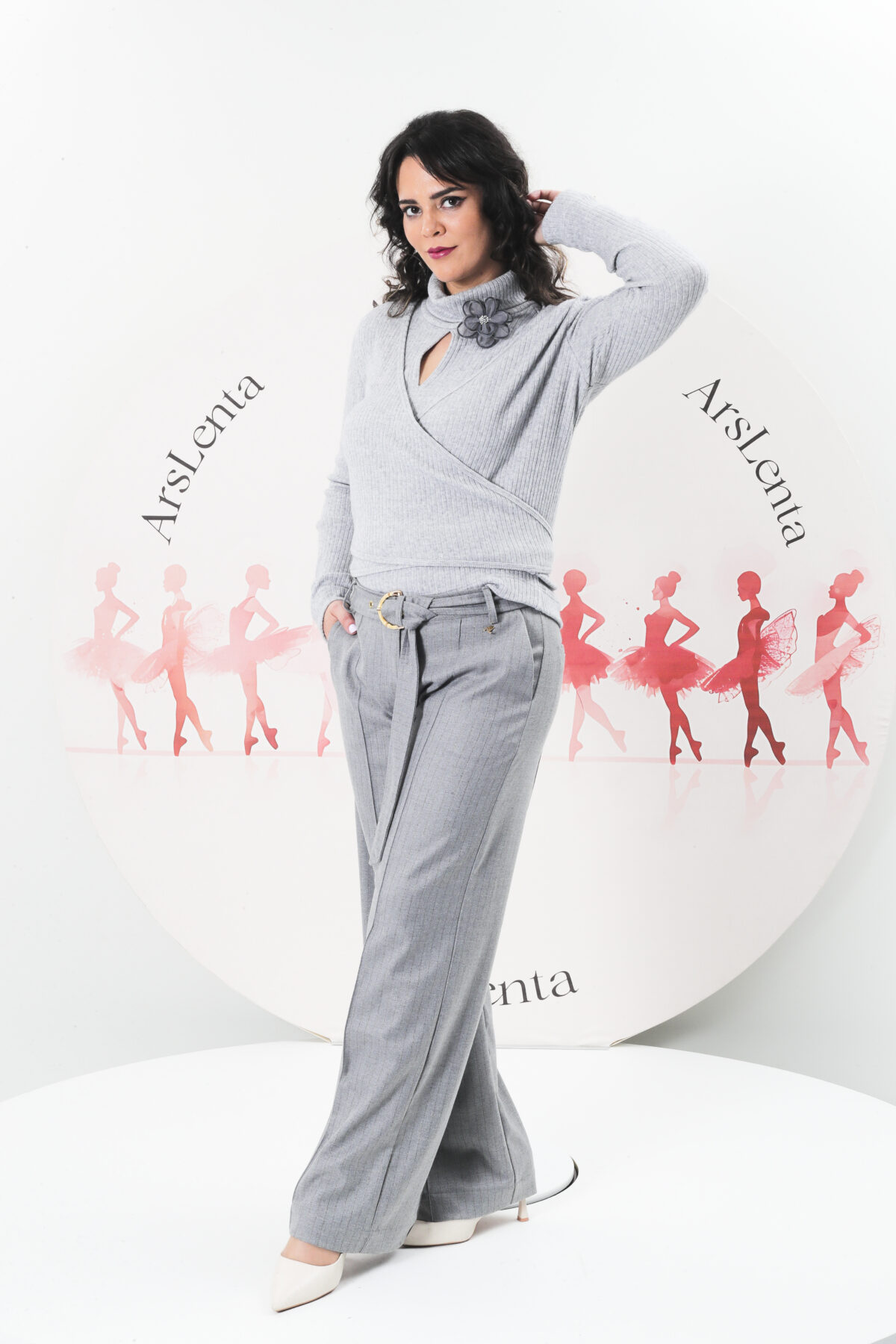 Casaco canelado com efeito cruzado. Aperta com laço nas costas