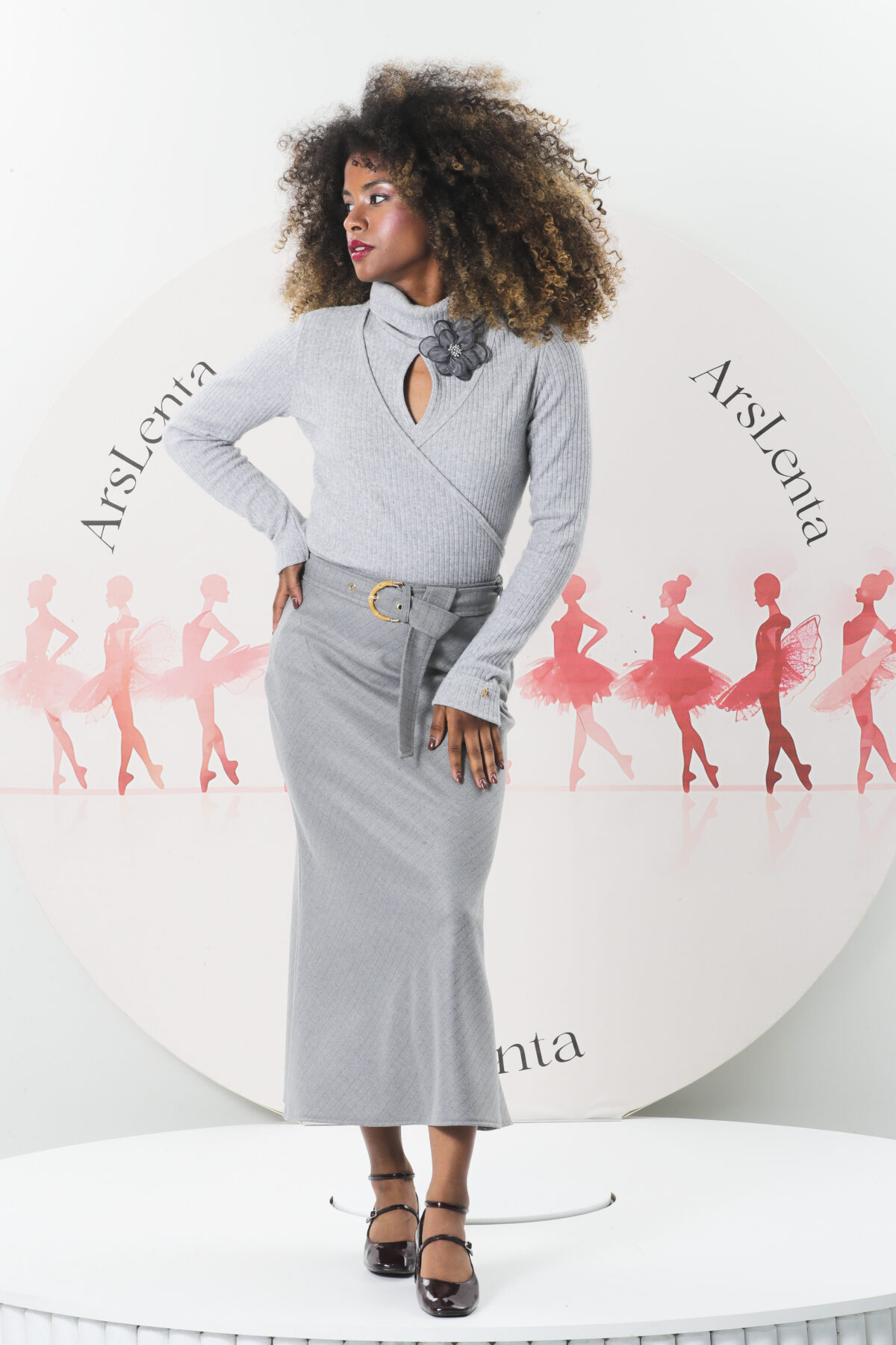 Elegante saia comprida em tecido de riscas, com cinto e fivela de bambu