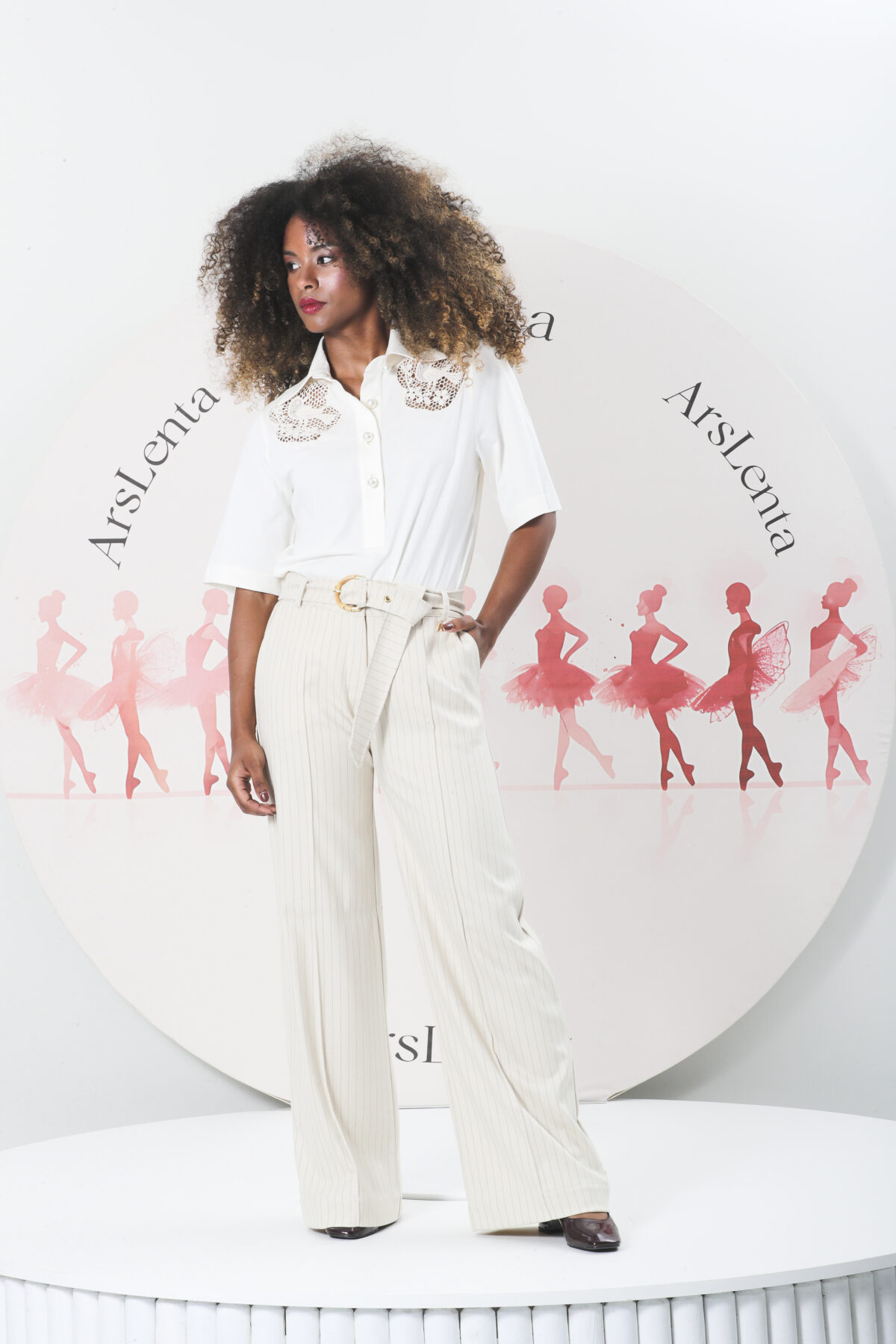 Polo de luxo em algodão com aplicações de renda "pássaro" e botões de pérola