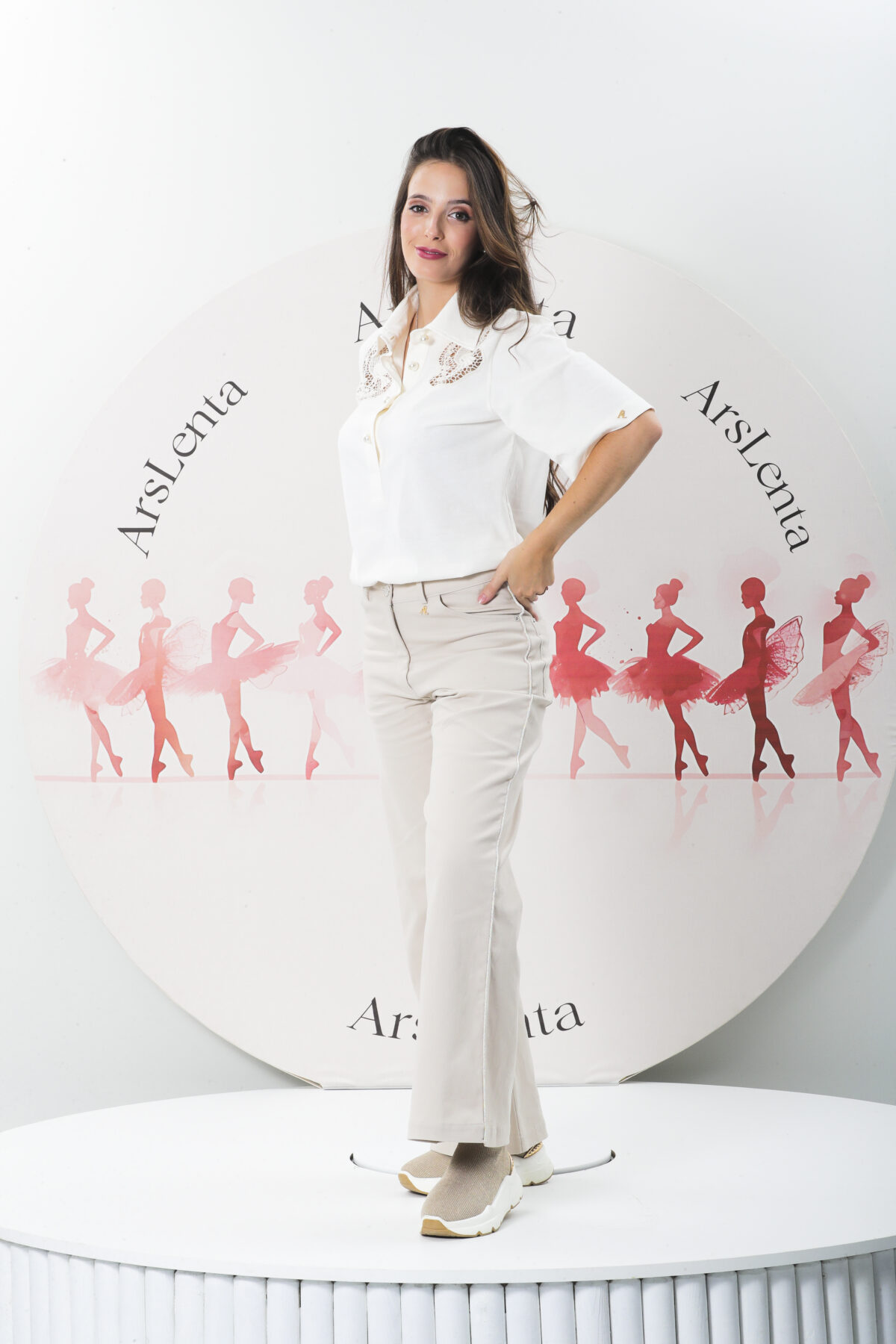 Calça larga de sarja com aplicação de vivo nas laterais