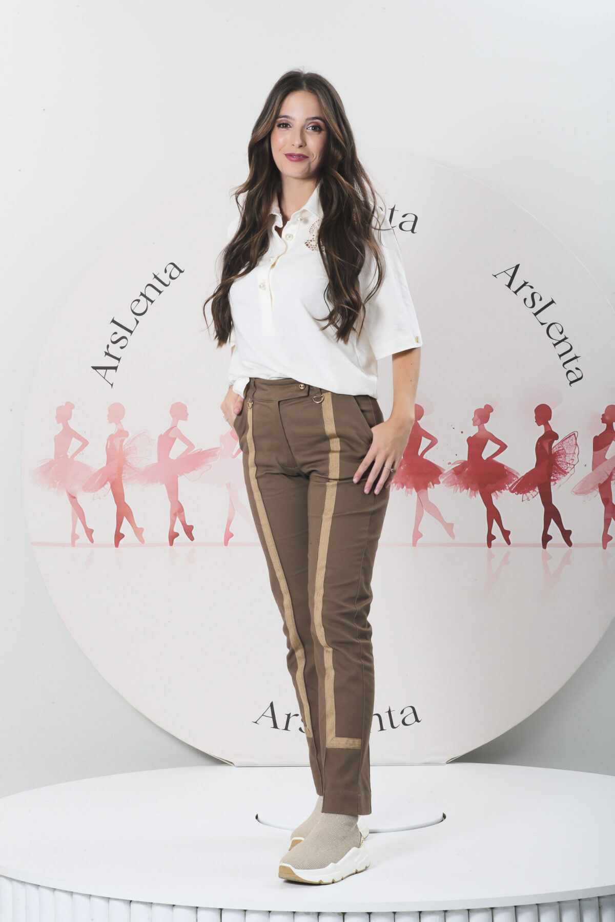 Calça vincada com aplicação de fita dourada