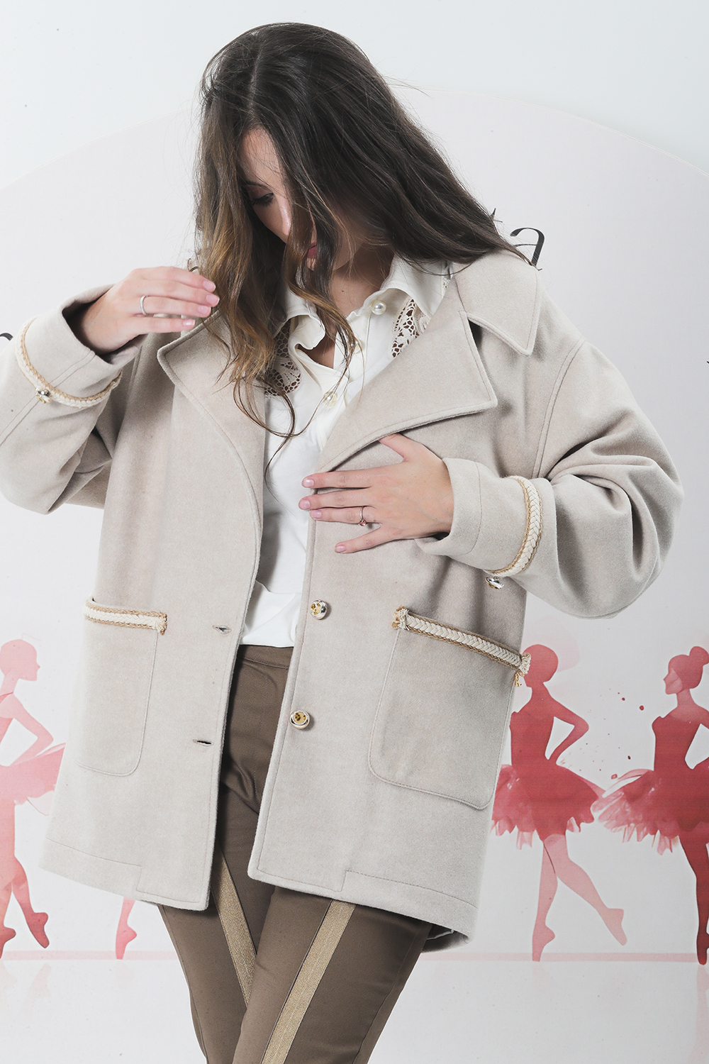 Casacão com aplicação de fita nas mangas, bolsos e botões tigrados - Image 3