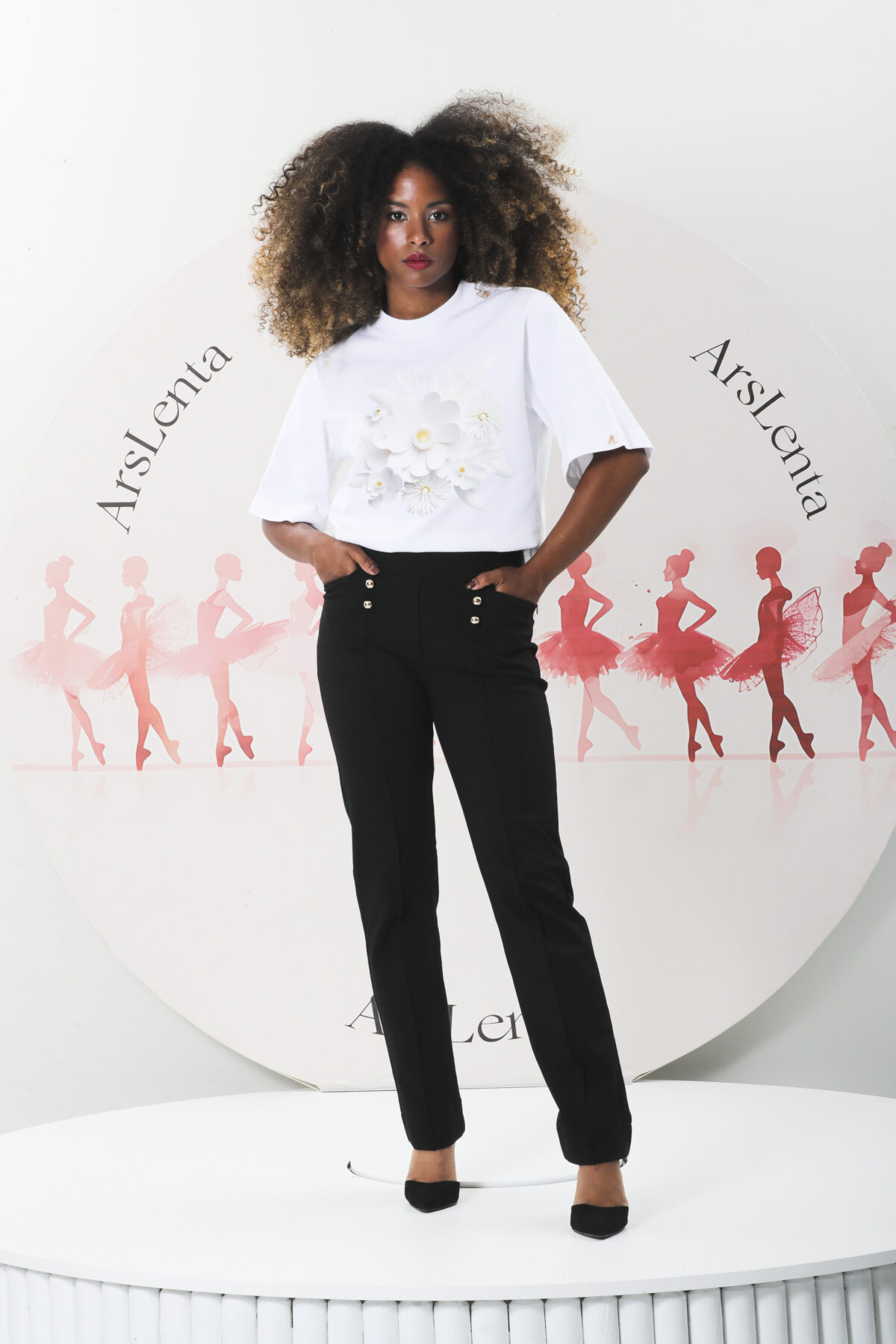 Calça em ponto roma com botões bola dourados