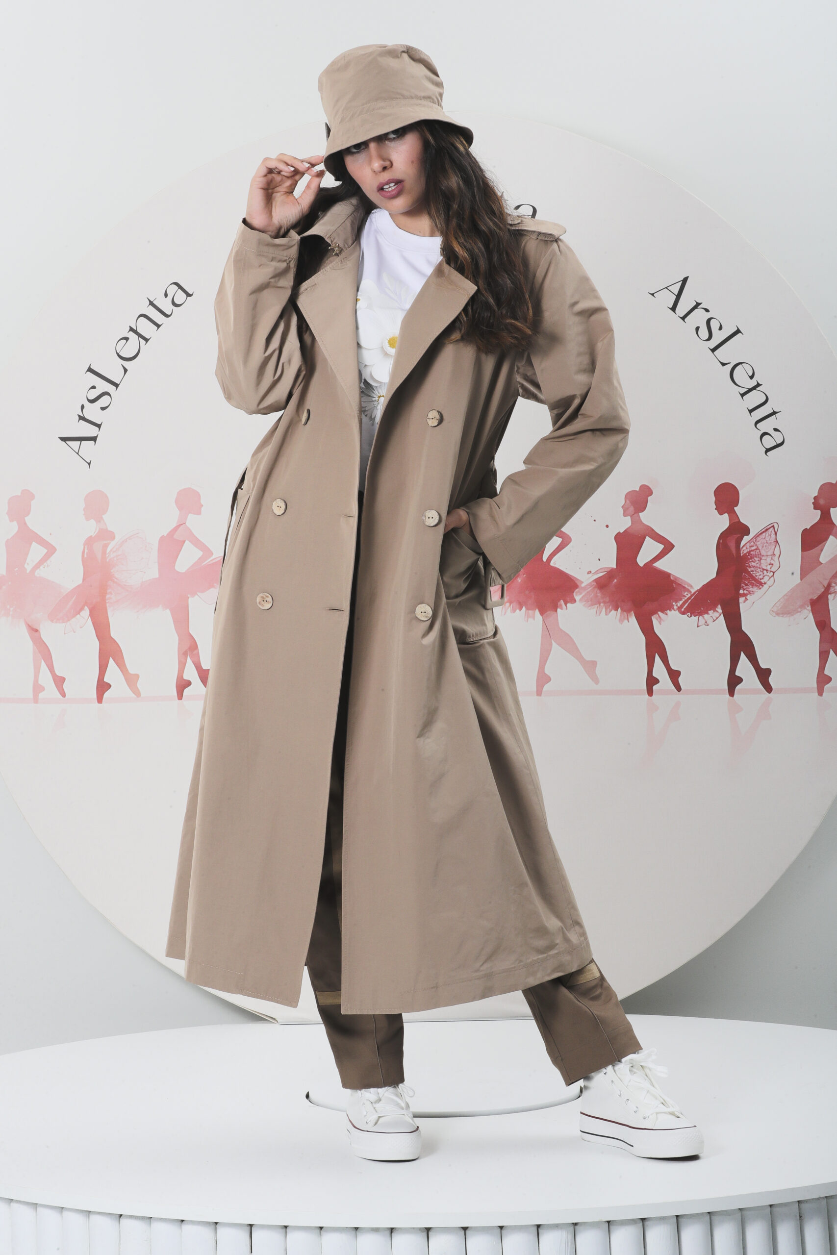 Gabardine longa com botões de côco, cinto e fivela forrada