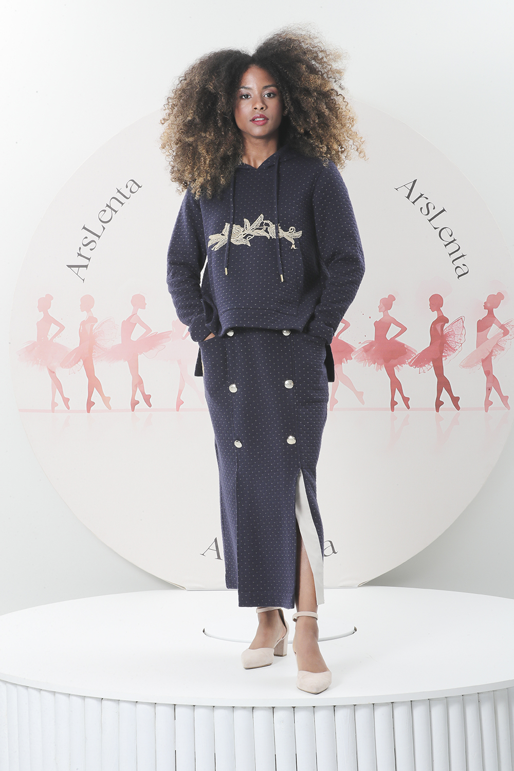 Luxuosa sweat de capuz em malha dupla face de algodão com uma elegante flor dourada