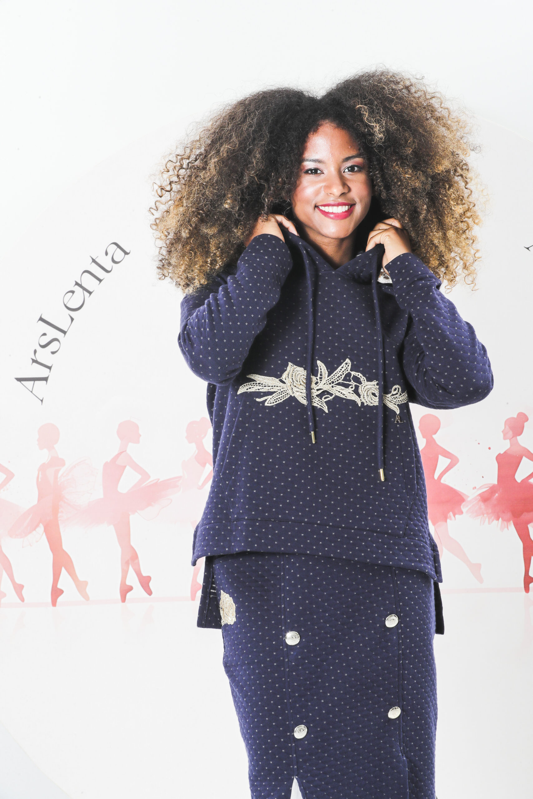 Luxuosa sweat de capuz em malha dupla face de algodão com uma elegante flor dourada - Image 4