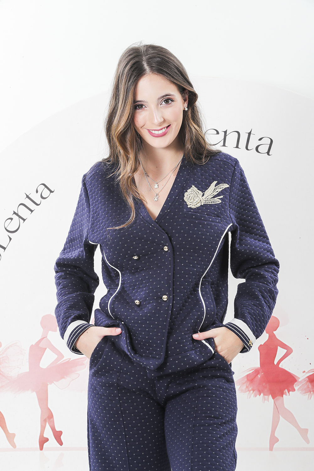 Chique cardigan em malha dupla face de algodão com uma graciosa flor dourada no bolso do peito