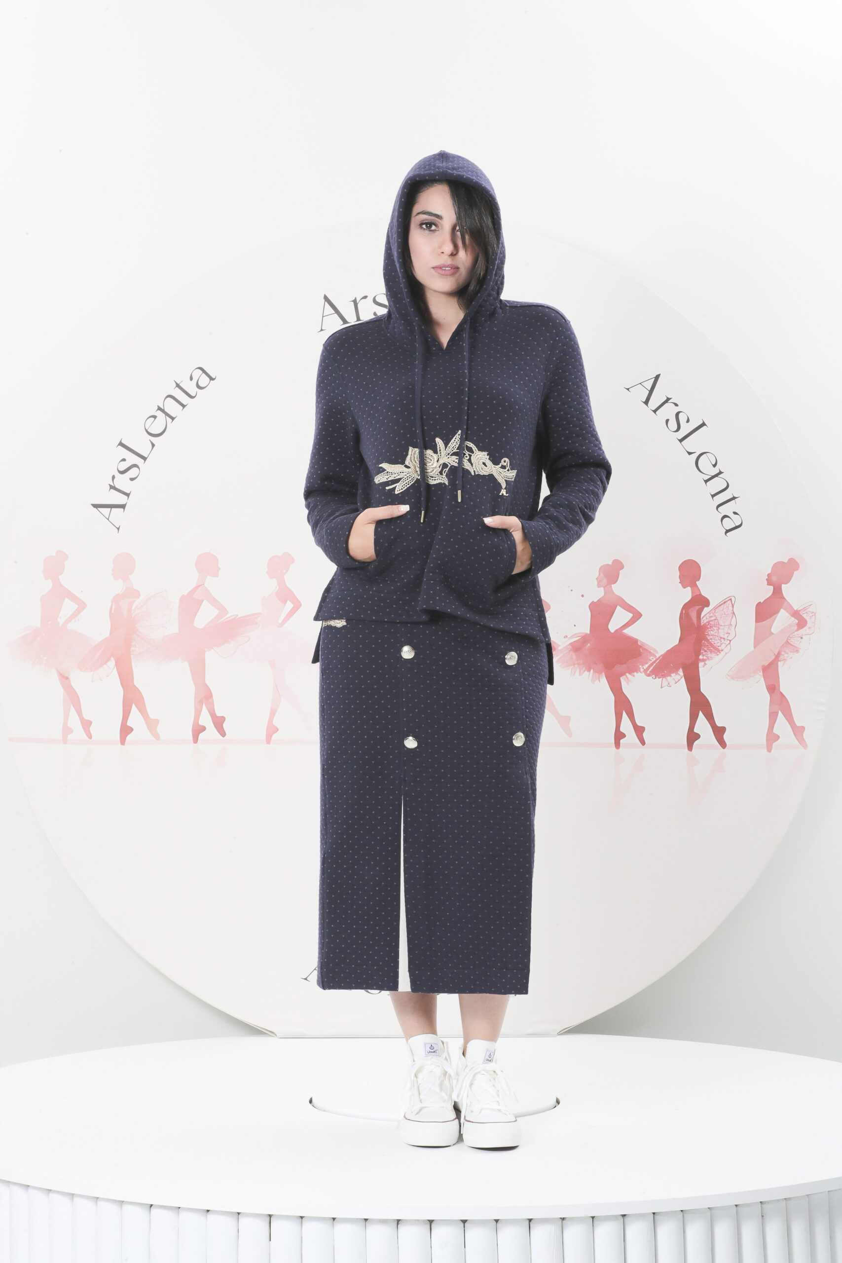 Luxuosa sweat de capuz em malha dupla face de algodão com uma elegante flor dourada - Image 3