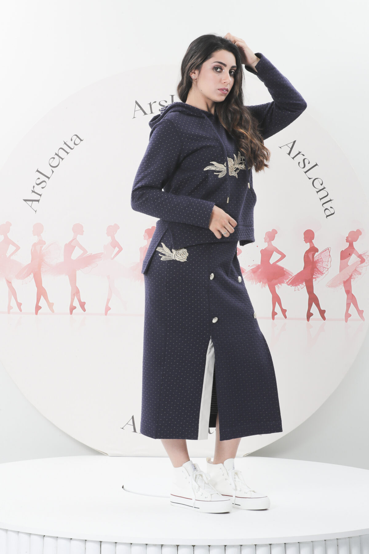 Sofisticada saia midi em malha dupla face de algodão com uma linda flor dourada na lateral direita