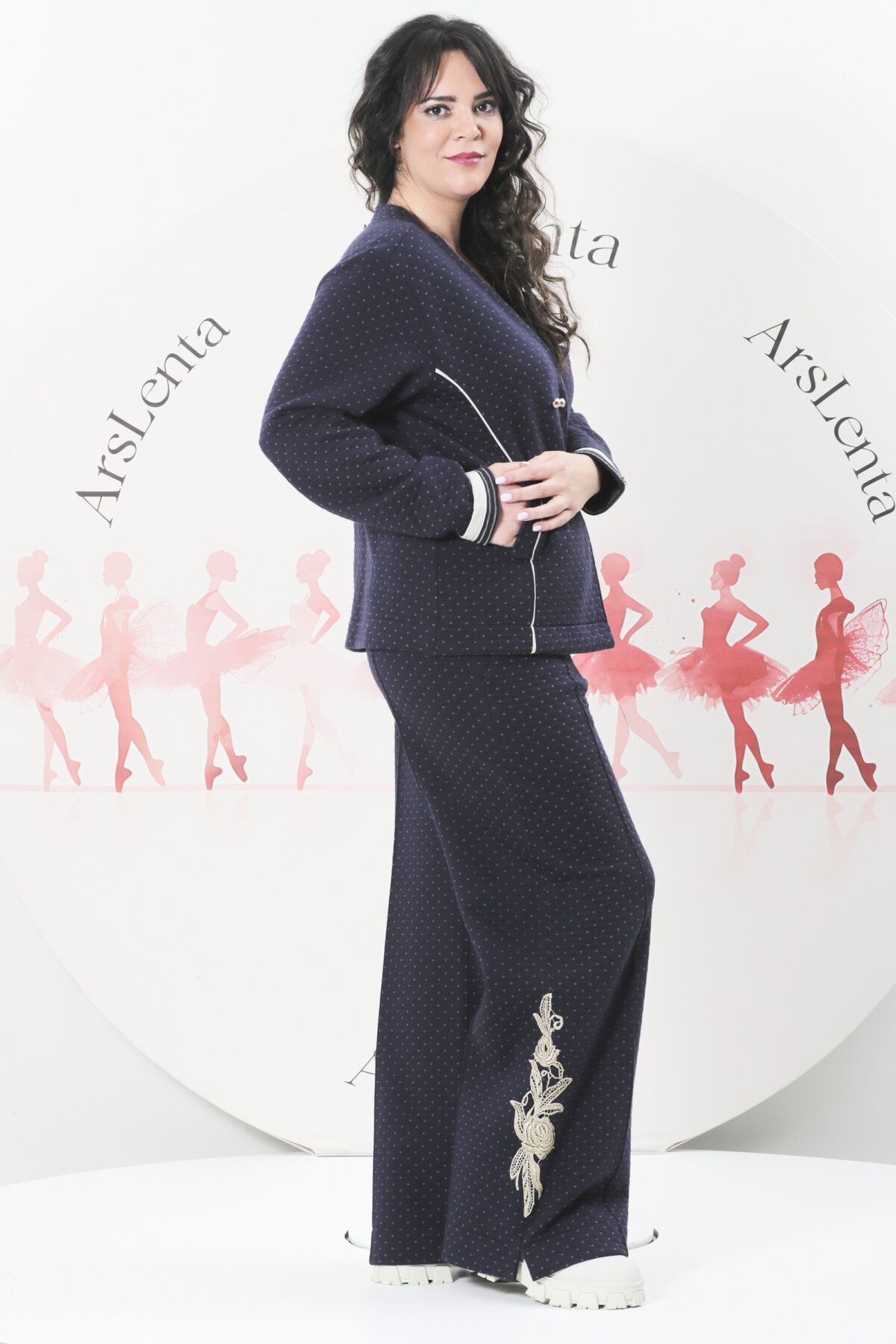 Exclusiva calça em malha dupla face de algodão com uma delicada flor dourada na perna direita