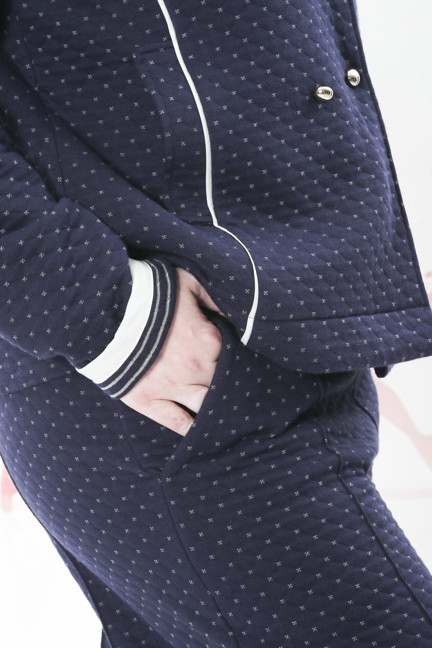 Chique cardigan em malha dupla face de algodão com uma graciosa flor dourada no bolso do peito - Image 2