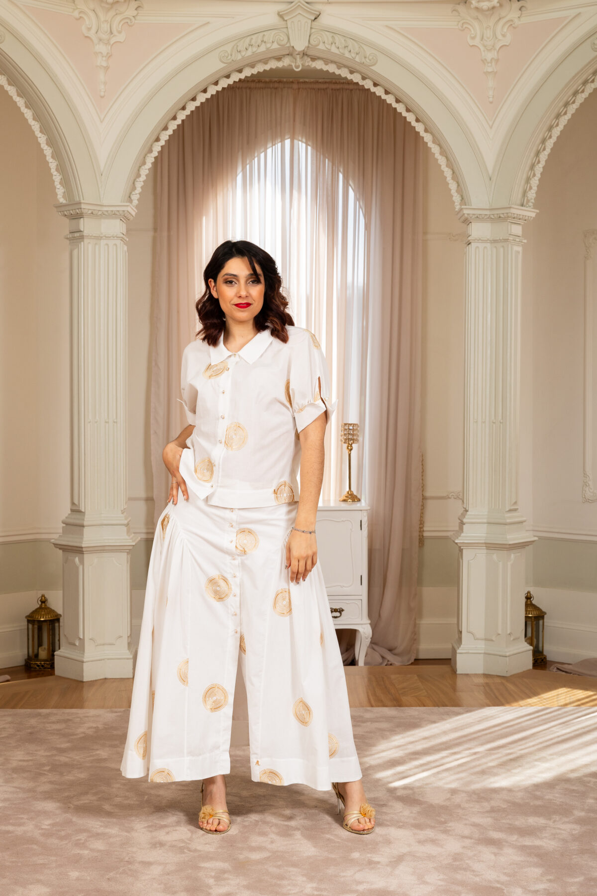 Saia longa com luxuoso bordado a ouro all over. Aperta na frente com botões dourados e pérolas