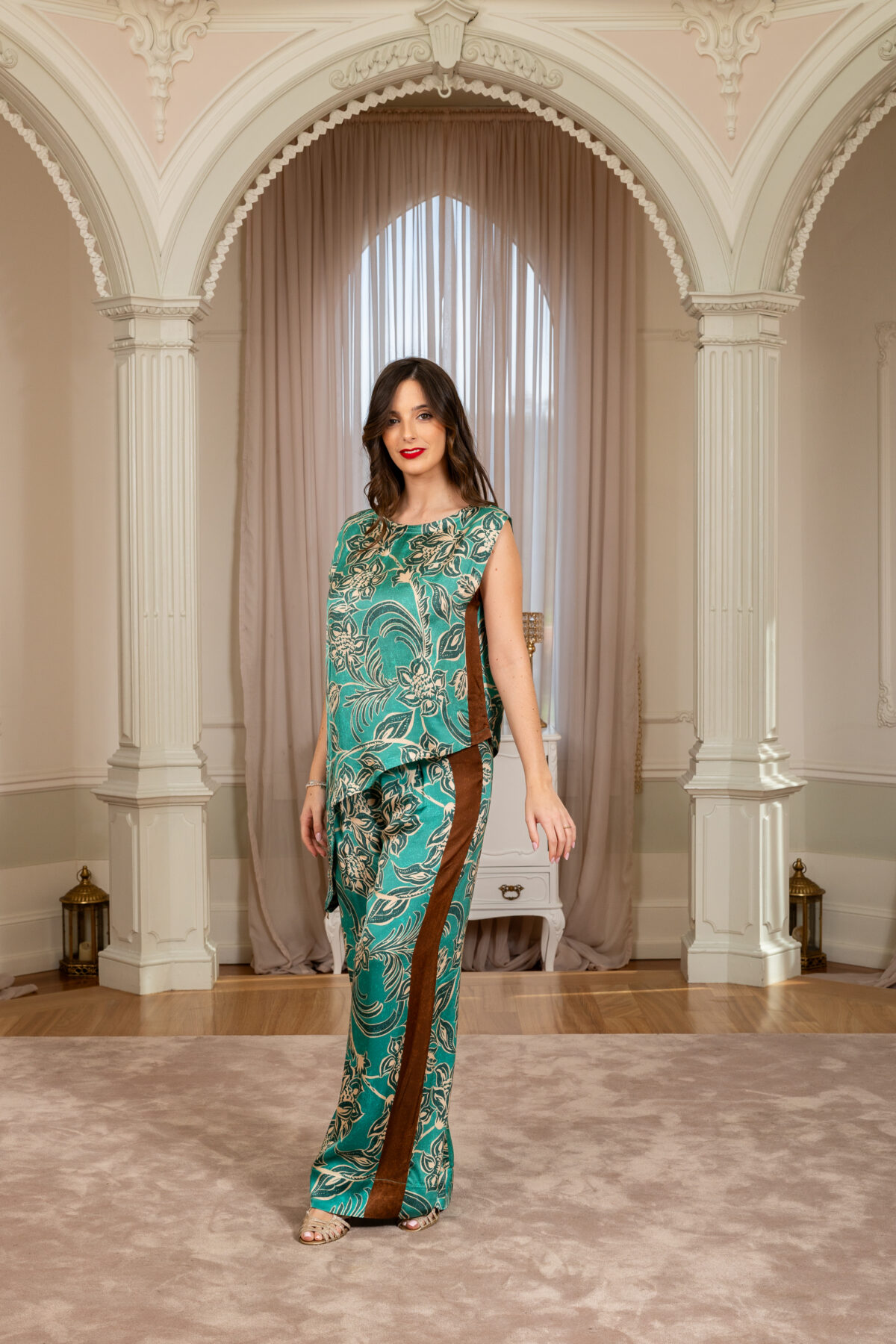 Calça pantalona com padrão de flores e barra estampado all over