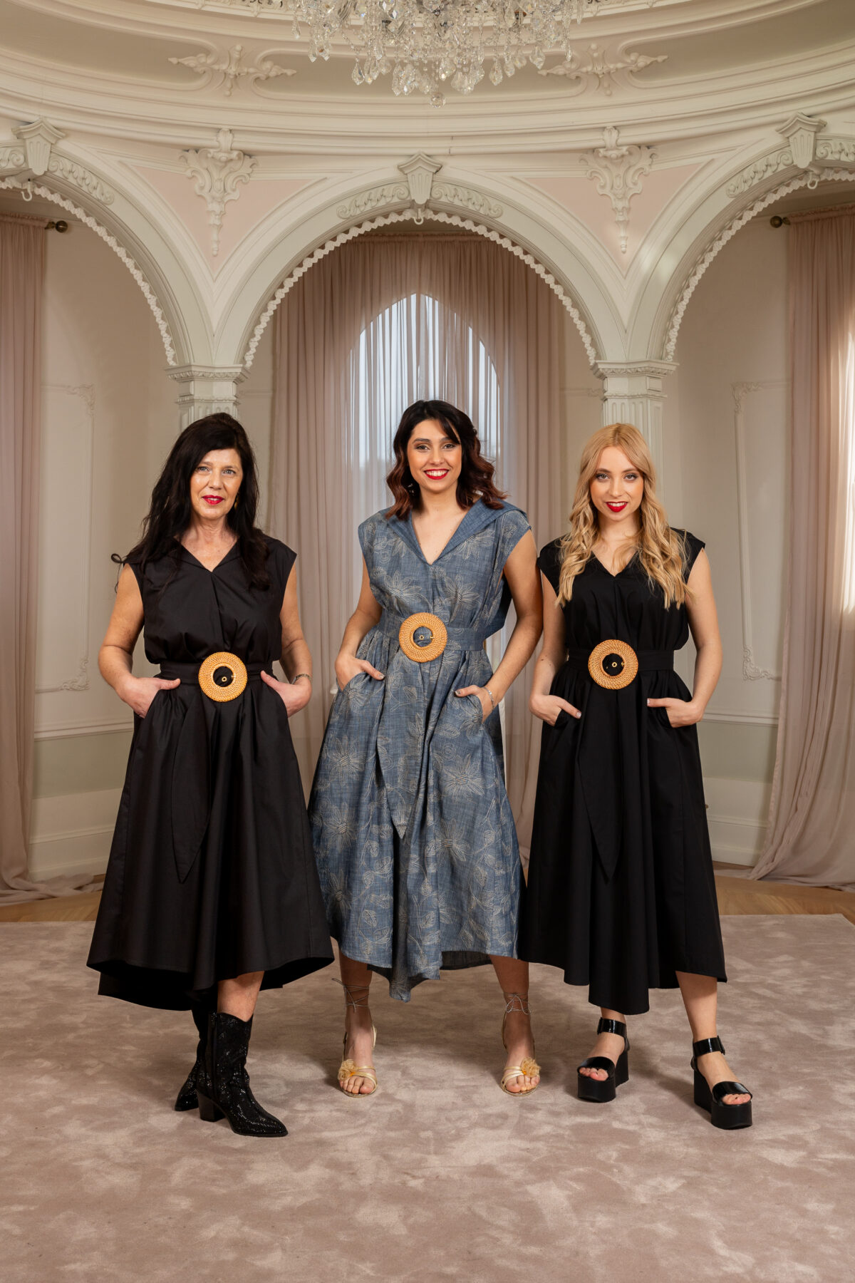 Vestido midi com capuz e sem mangas