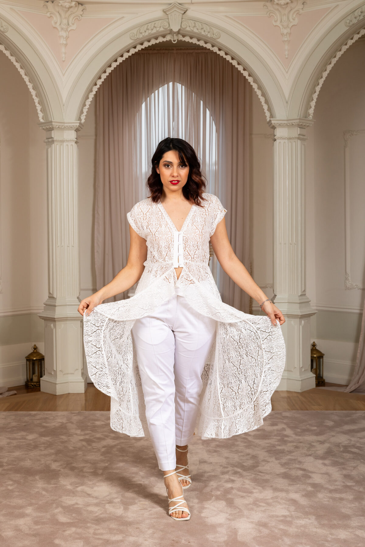 Calça chino, com bolsos laterais e na costa