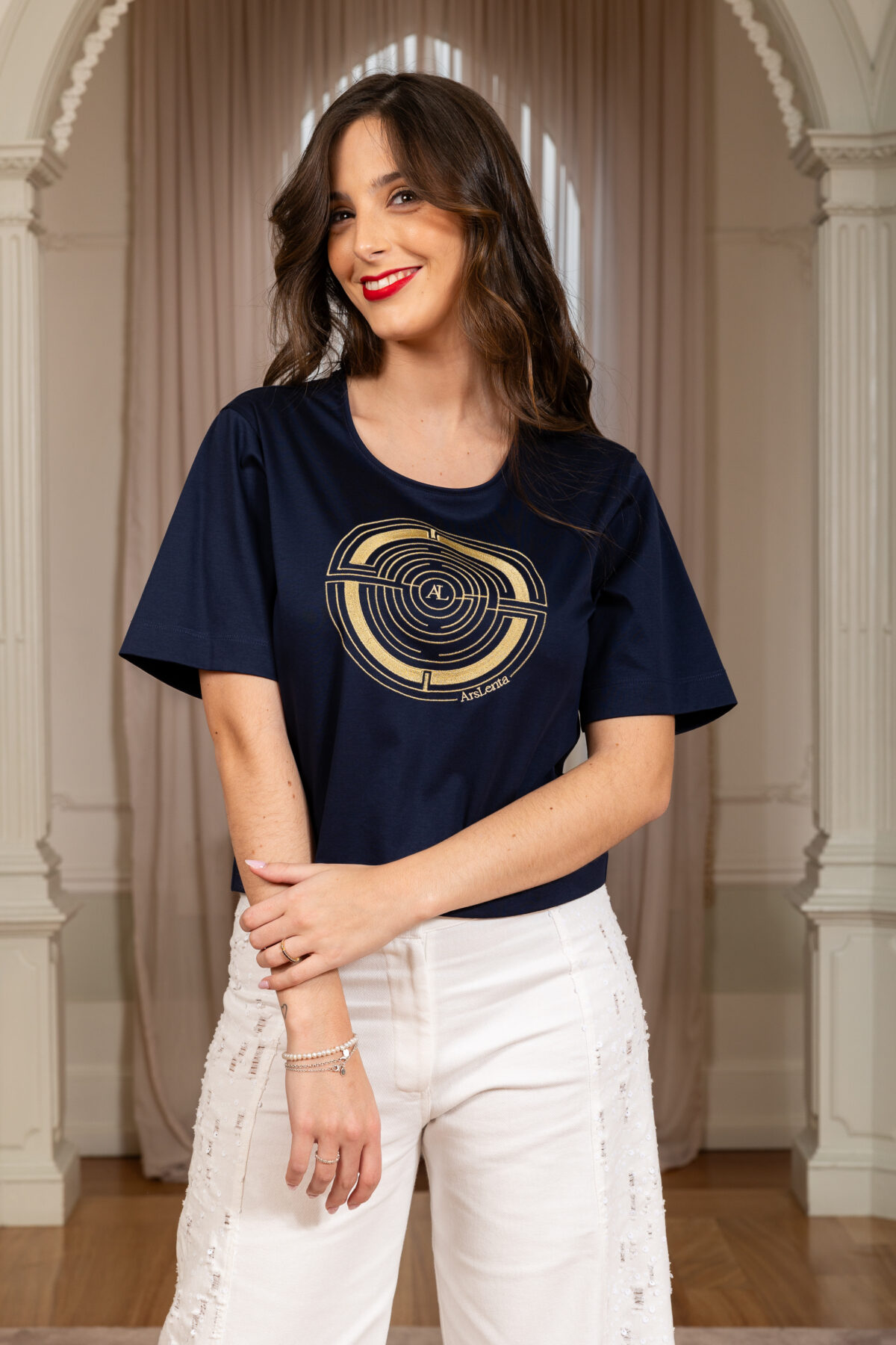 T-shirt de manga curta com bordado dourado na frente personalizado