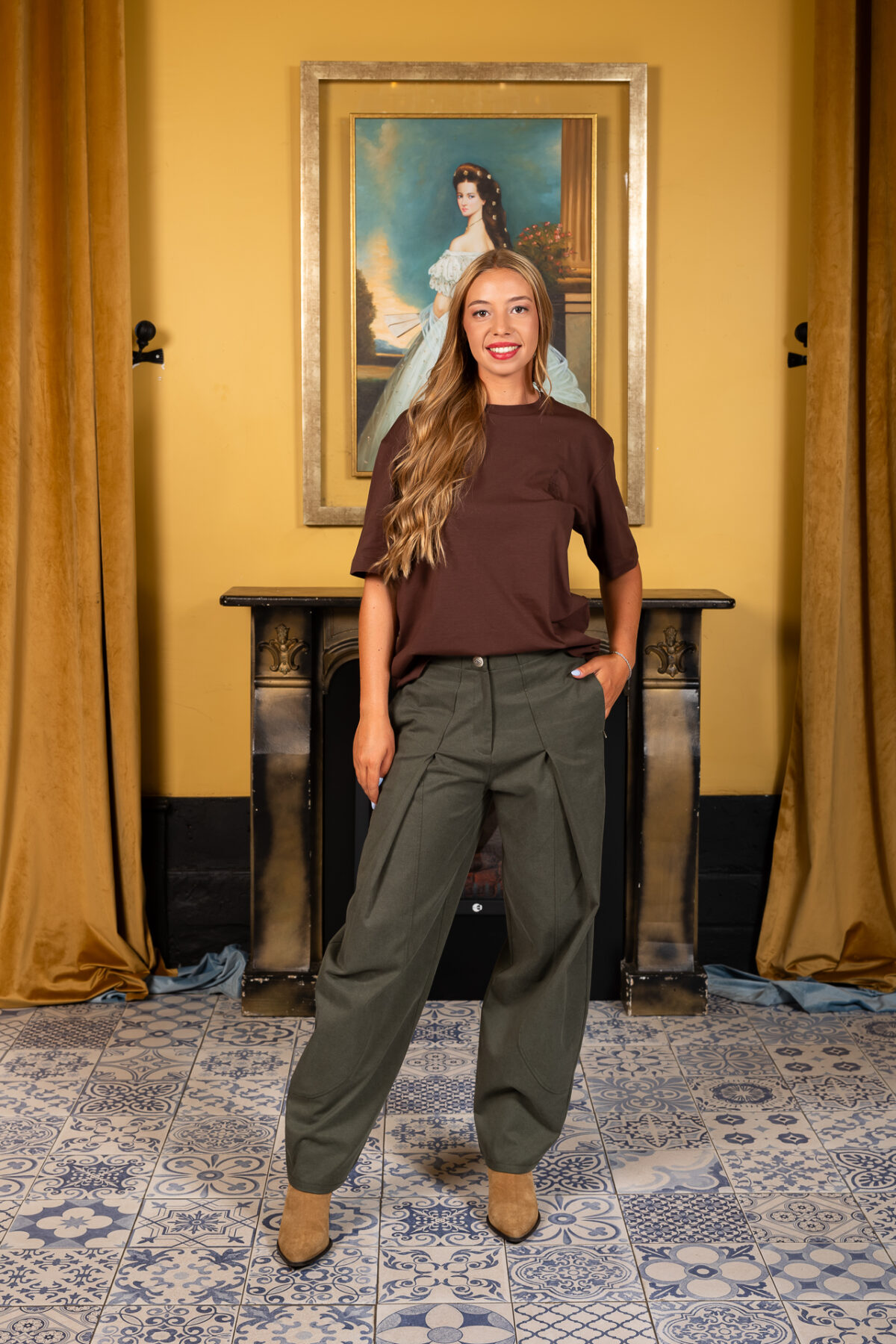 T-SHIRT COM BORDADO "BONECA"